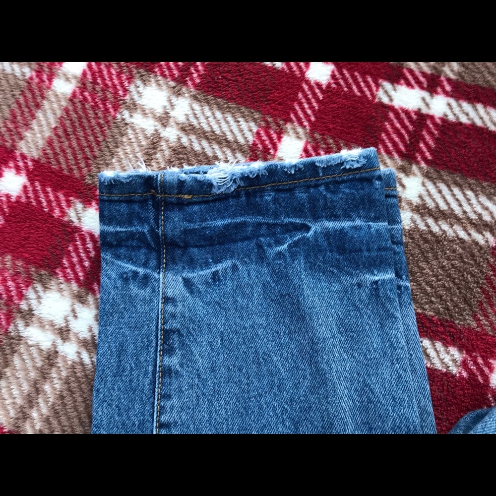 Universal Thread Distressed Jeans - Picture 4 of 10